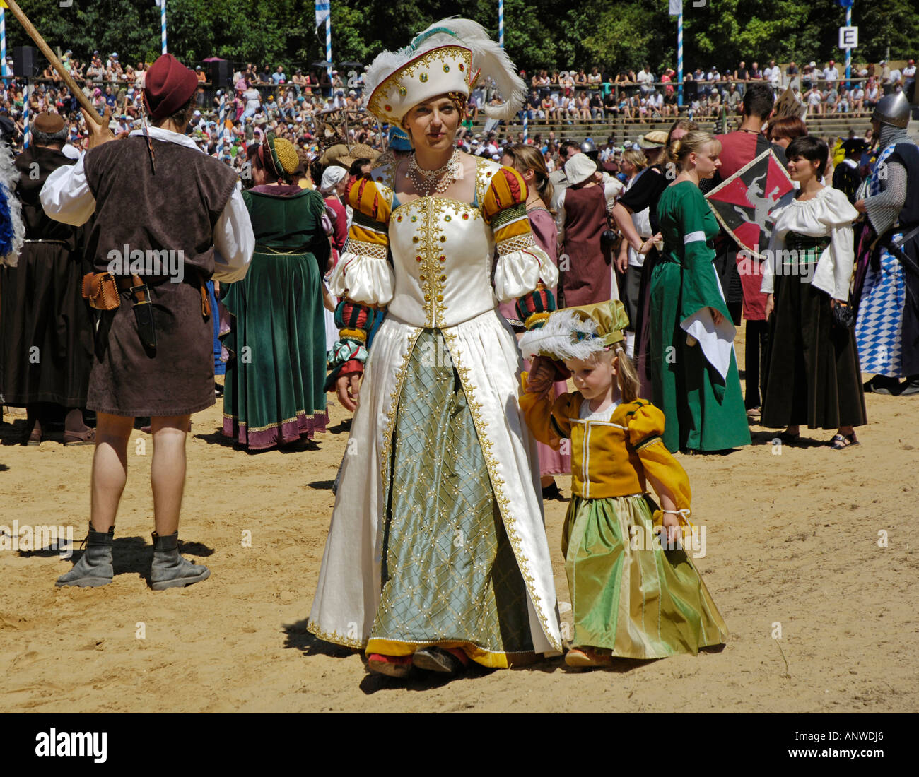 Noble vestidos mujer con niño en traje medieval medieval en la arena, caballero festival Ritterspiele Kaltenberger Foto de stock
