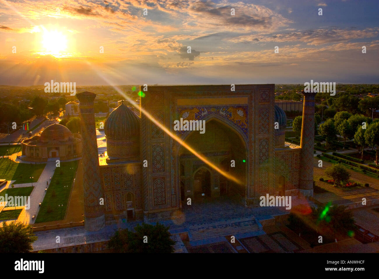 El impresionante complejo de Registán al amanecer de Samarcanda, Uzbekistán Foto de stock