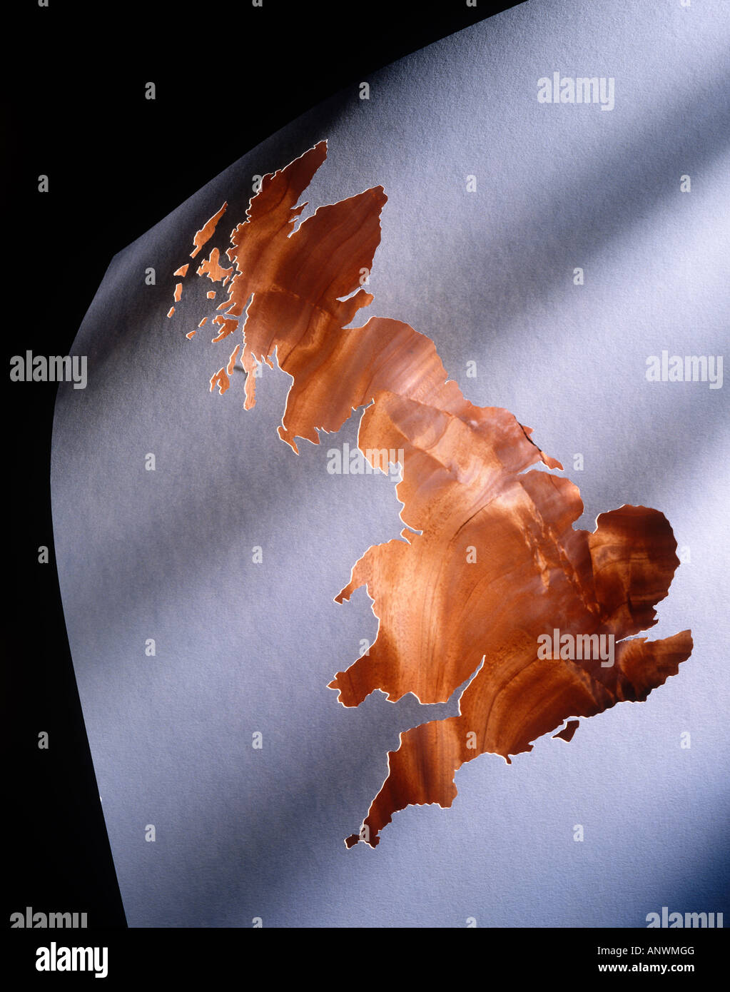 Chapa de madera con recortes de papel, representando el mapa de Inglaterra y Escocia Foto de stock
