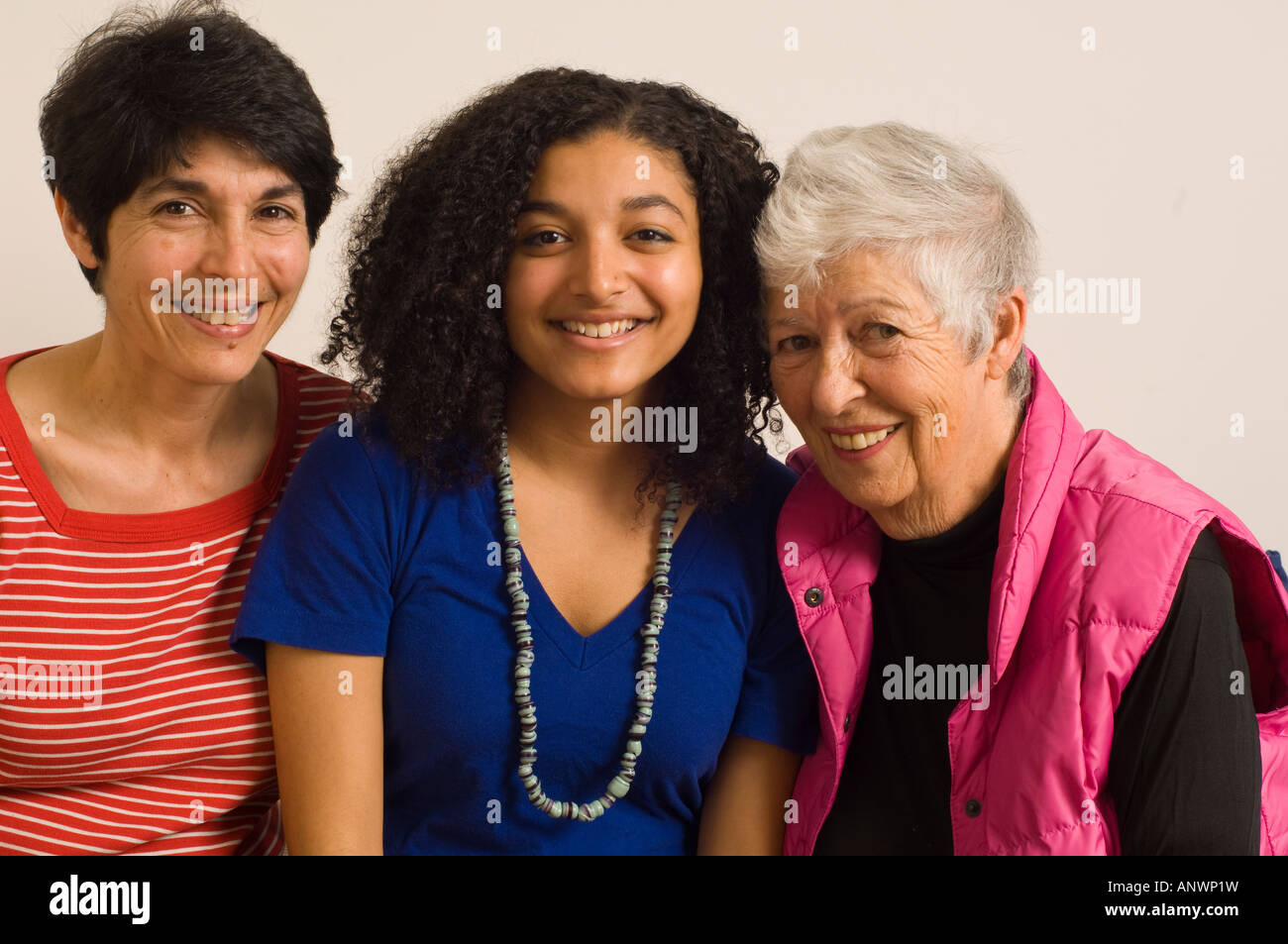 Retrato de familia 3 generaciones abuela, madre e hija de 19 años de edad en horizontal Foto de stock