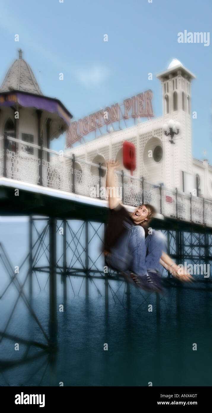 Fotomontaje foto de joven saltando desde Brighton Palace Pier Foto de stock