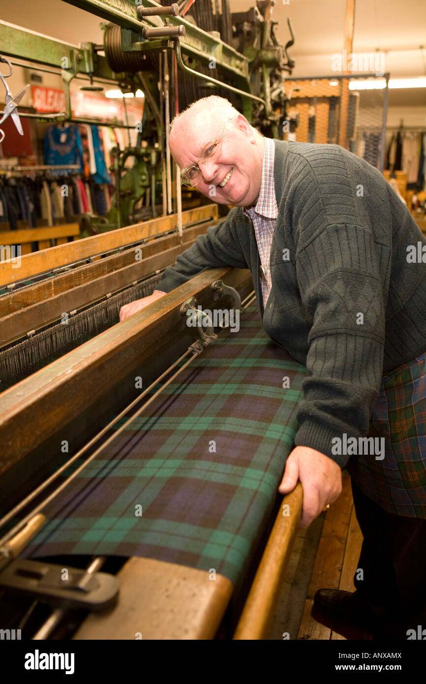 Moffat Woollen Mill weaver George Jackson tejer tela de tartán en un telar estándar del Hattersley Escocia UK Foto de stock