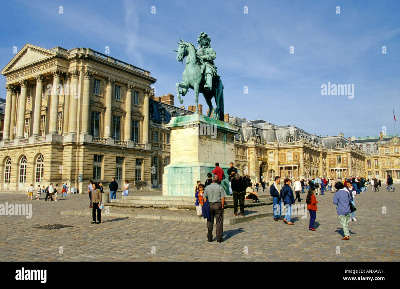La estatua de Luis XIV en el Palacio de Versalles, cerca de París. Foto de stock