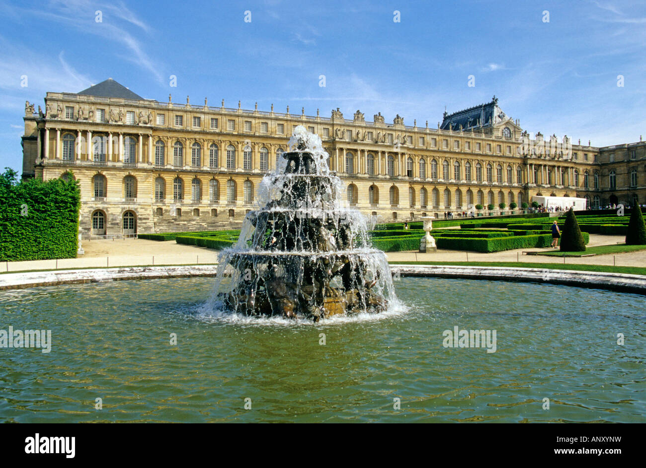 Fuente en el Palacio de Versalles, cerca de París. Foto de stock