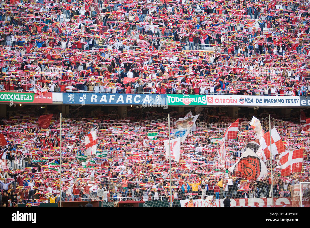 Mosaico con bufandas hechas por Sevilla FC fans antes de semifinales de la Copa de la UEFA contra CA Osasuna Fotografía de stock - Alamy