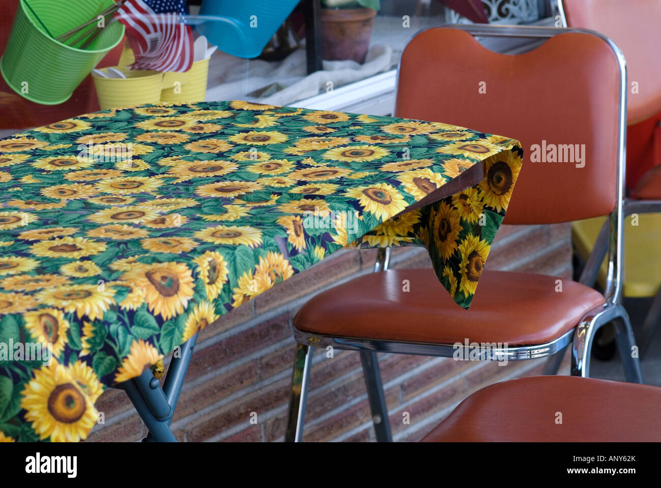 Mesa cubierta con un mantel vintage estilo antiguo café y sillas Fotografía  de stock - Alamy