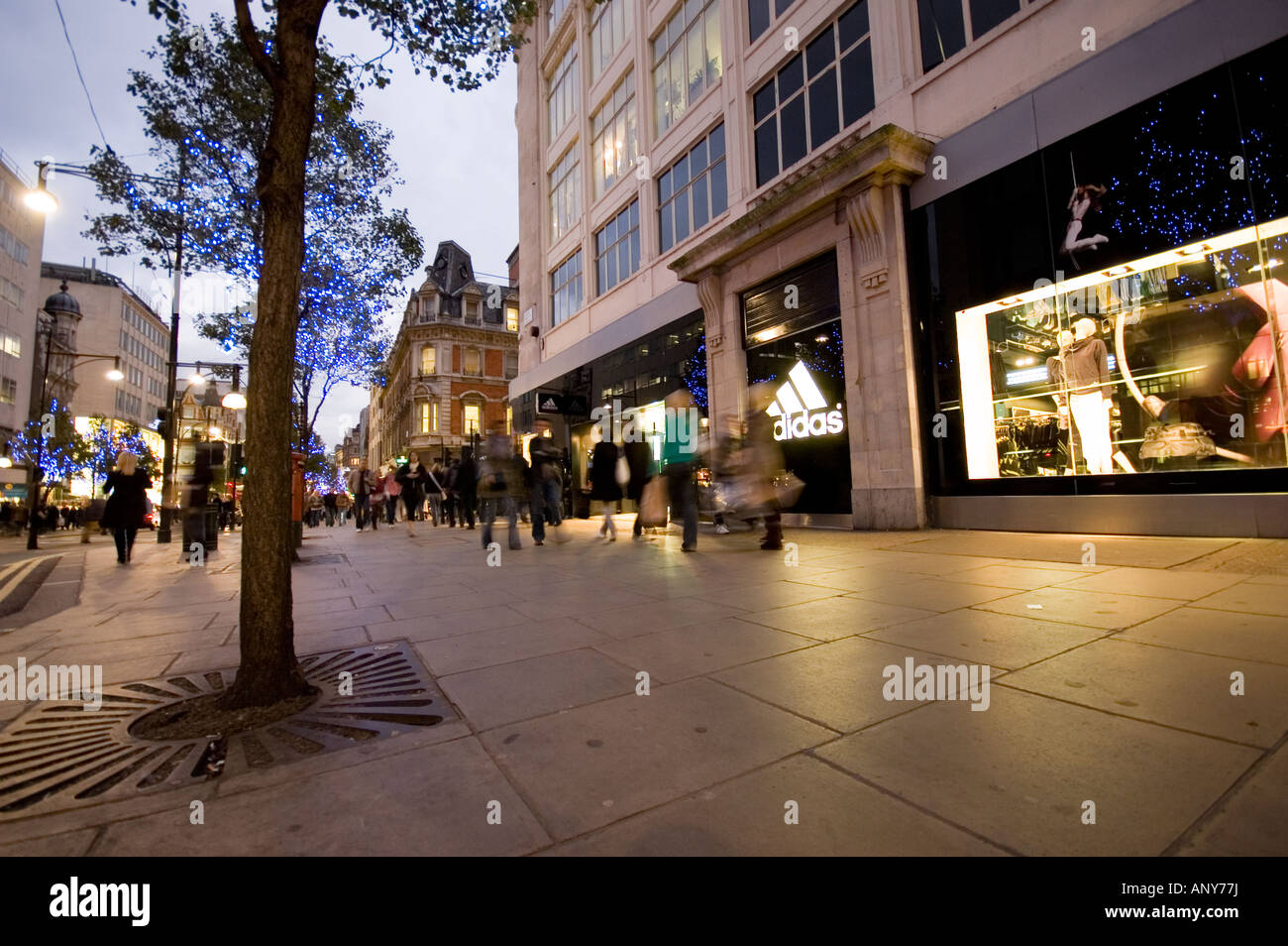 Recuerdo pierna Hectáreas Tienda adidas en Oxford street, decoración de Navidad luz de noche en  Londres Fotografía de stock - Alamy