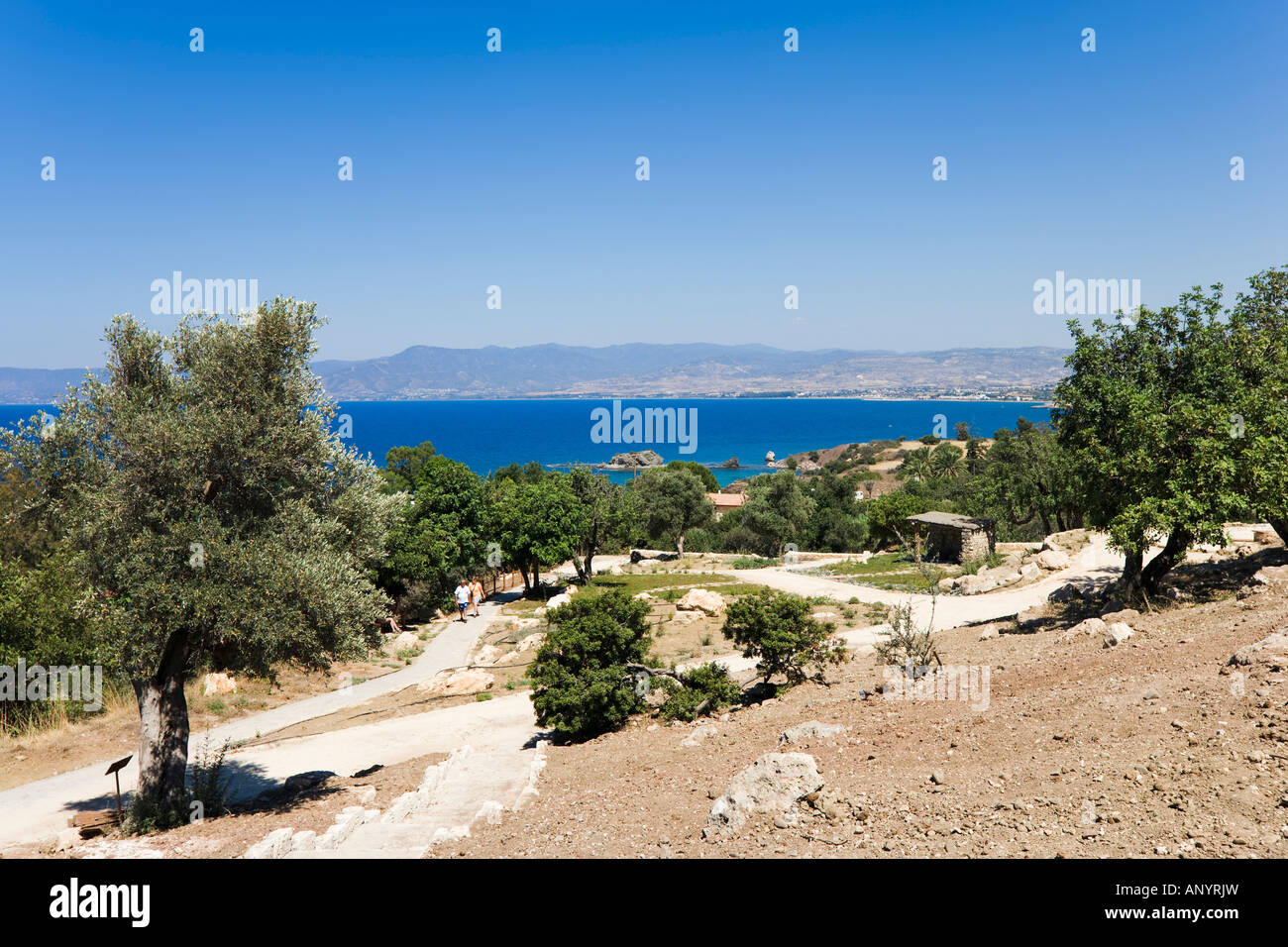 Vista desde el camino a los baños de Afrodita, Península de Akamas, cerca de Polis, Chipre Foto de stock