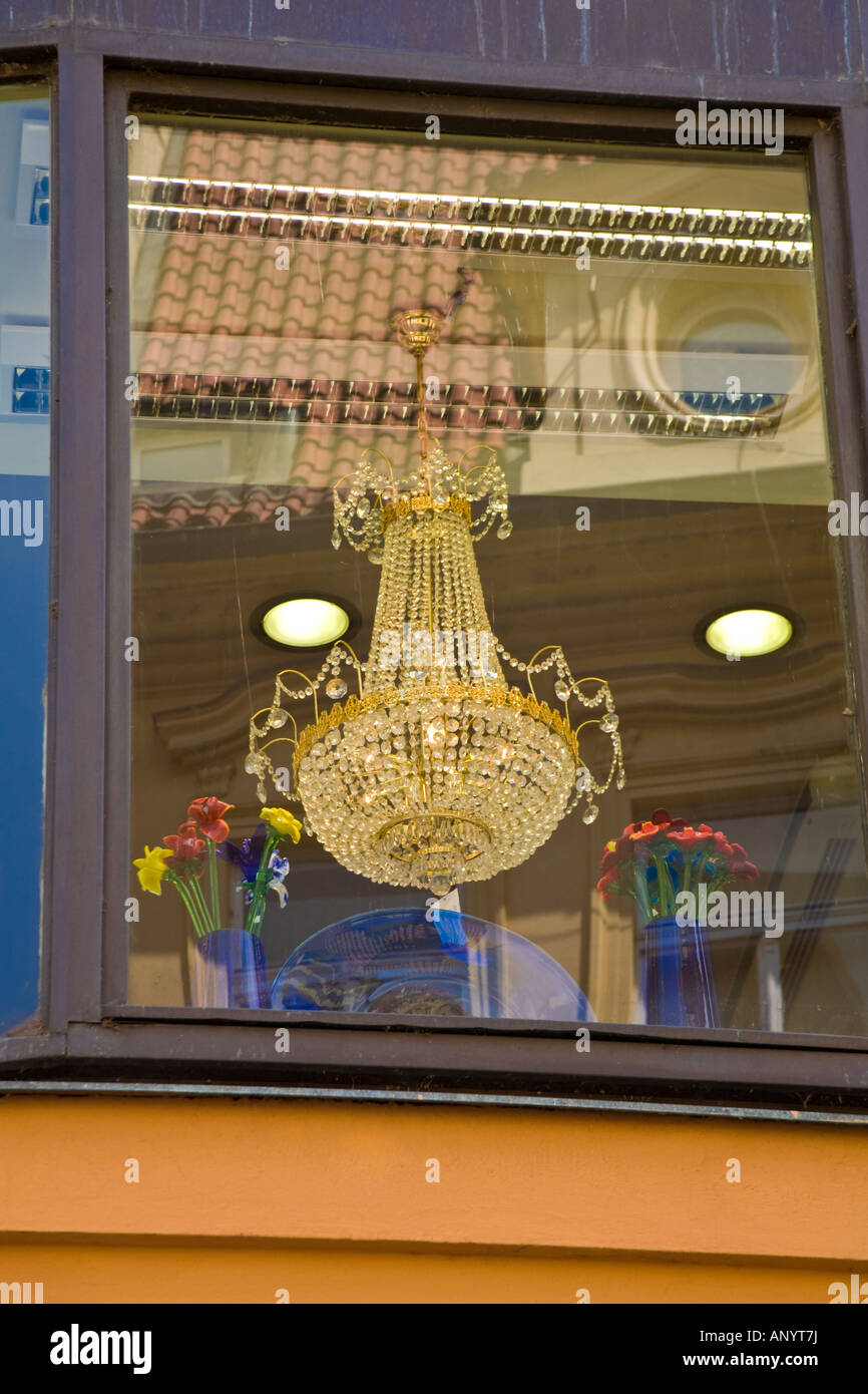 Una lámpara de araña de cristal y flores de cristal en el escaparate de una  tienda que vende cristal de Bohemia Praga República Checa Fotografía de  stock - Alamy