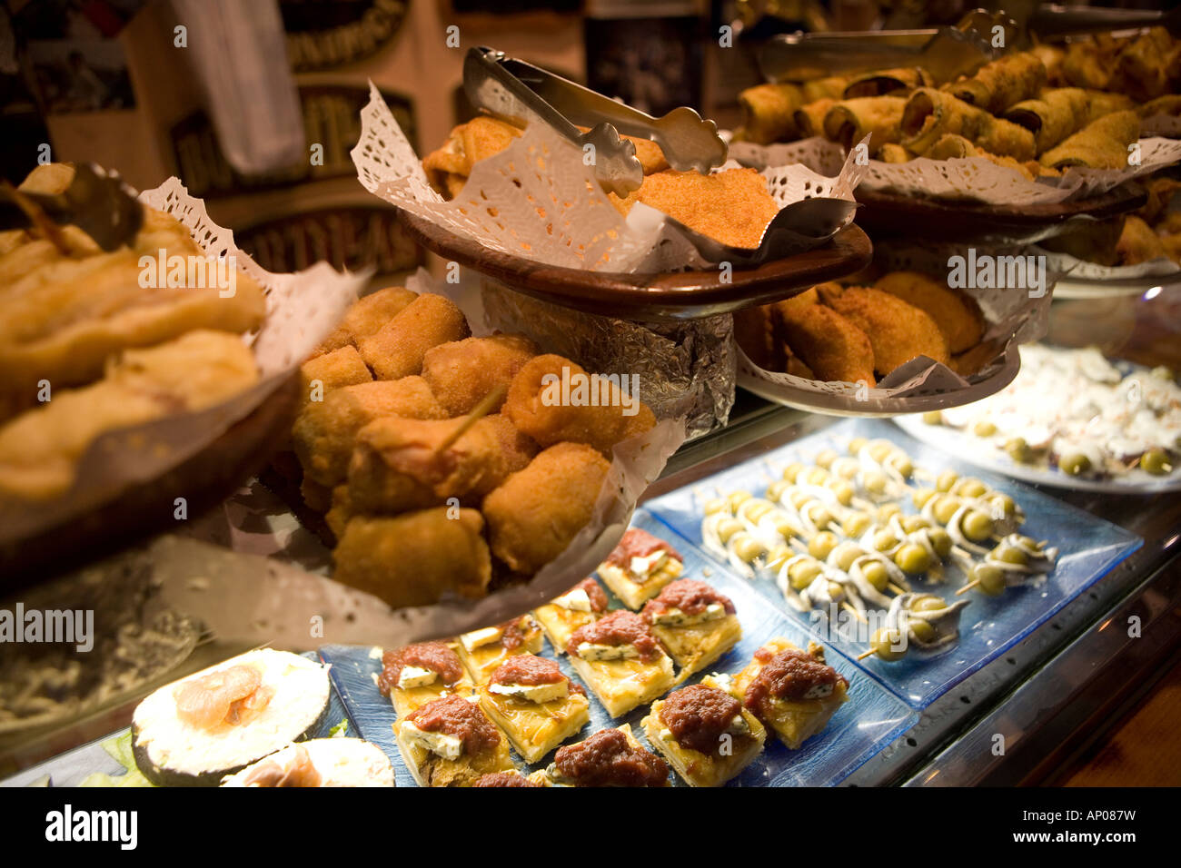 La comida en un típico español Tapas-Bar en Zaragoza, Aragón