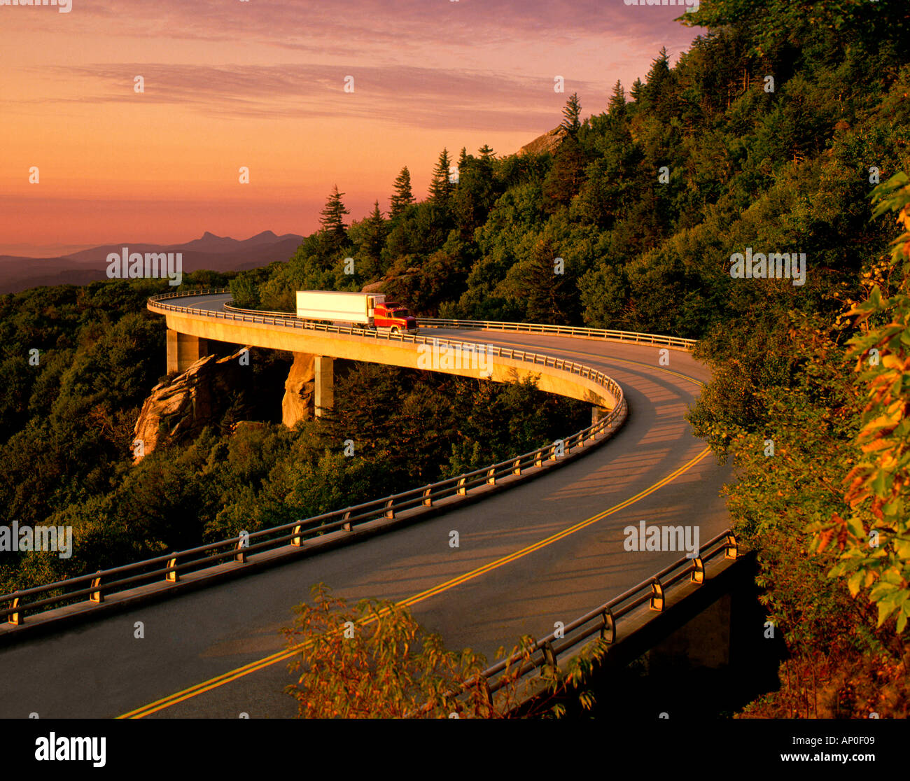 Carretilla cruzar el viaducto Lynn Cove en el Blue Ridge Parkway North Carolina Foto de stock