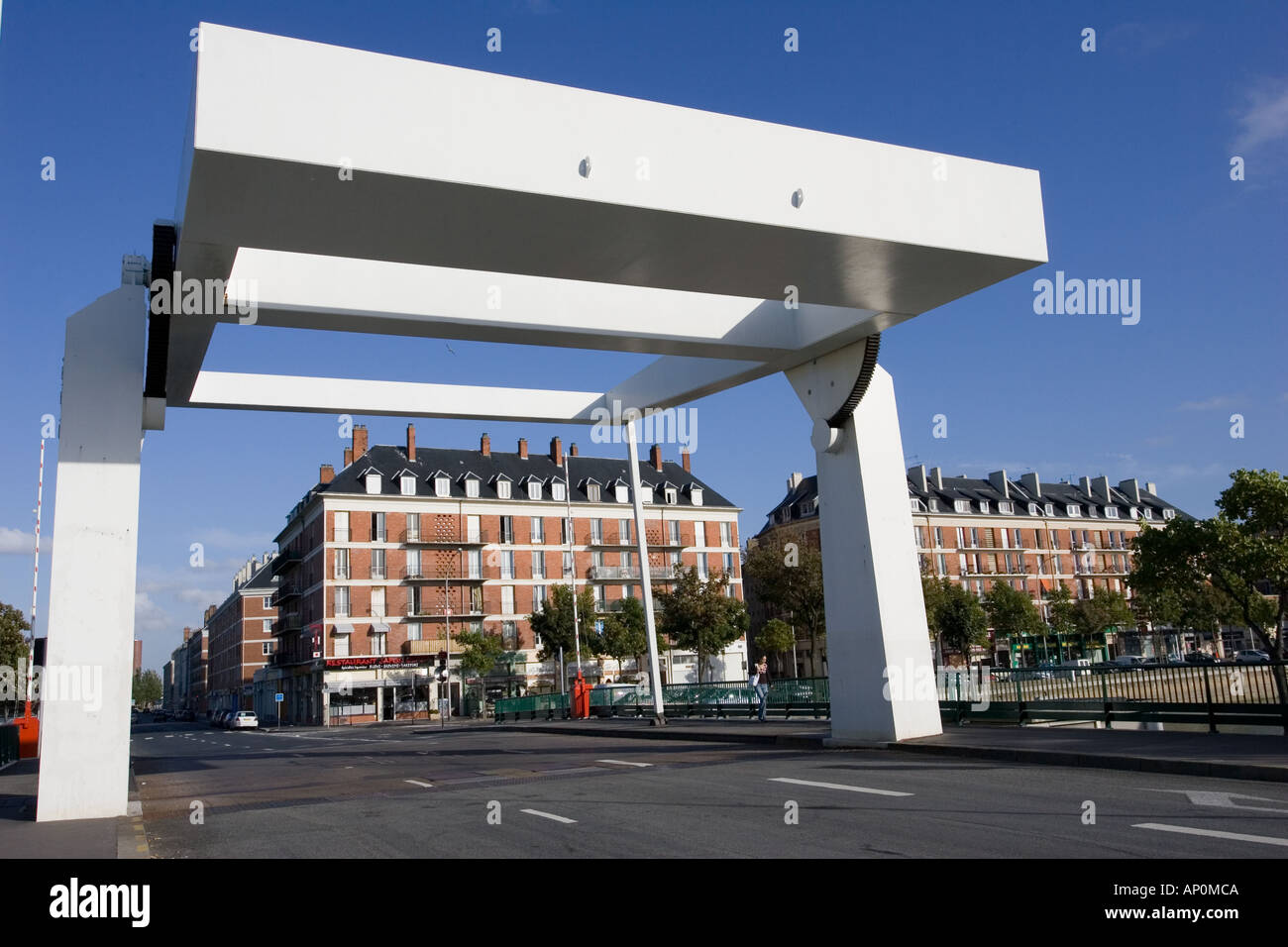 Puente colgante en la carretera próxima al puerto de Le Havre en Francia Foto de stock