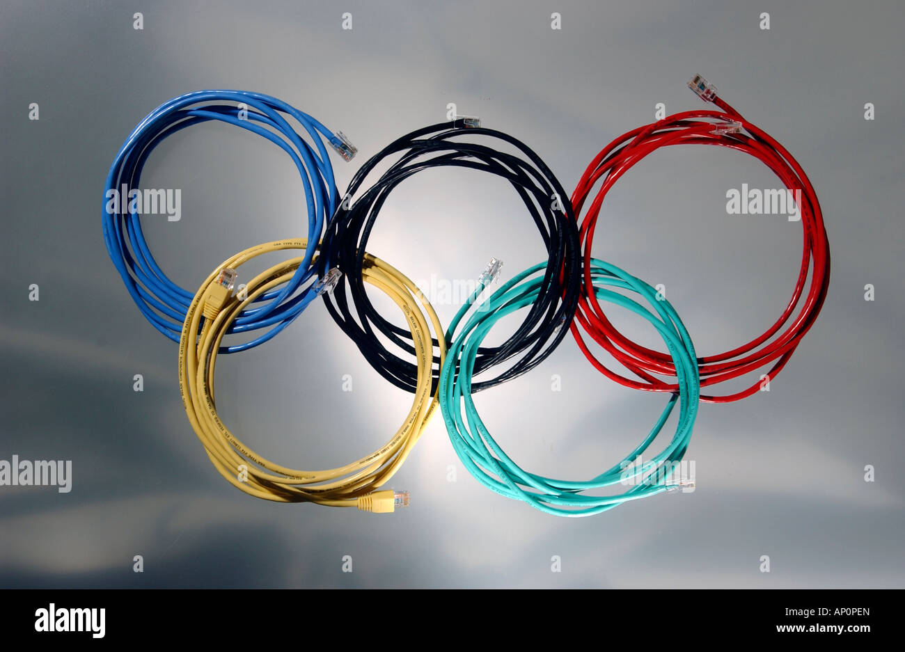 Cables Ethernet formando la forma de anillos olímpicos Foto de stock