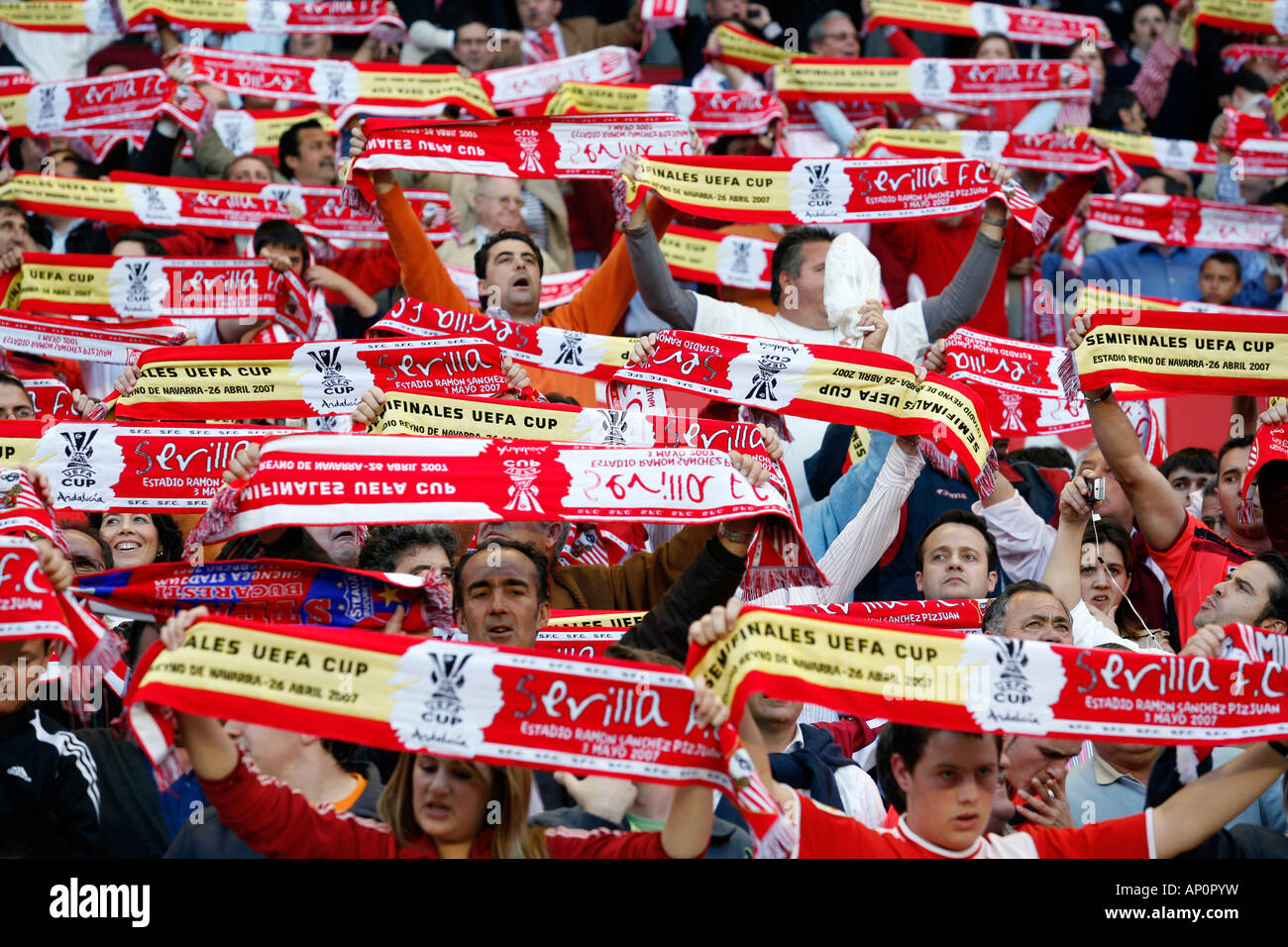 Mosaico con bufandas hechas por Sevilla FC fans antes de las semifinales de  la Copa de la UEFA contra el CA Osasuna Fotografía de stock - Alamy
