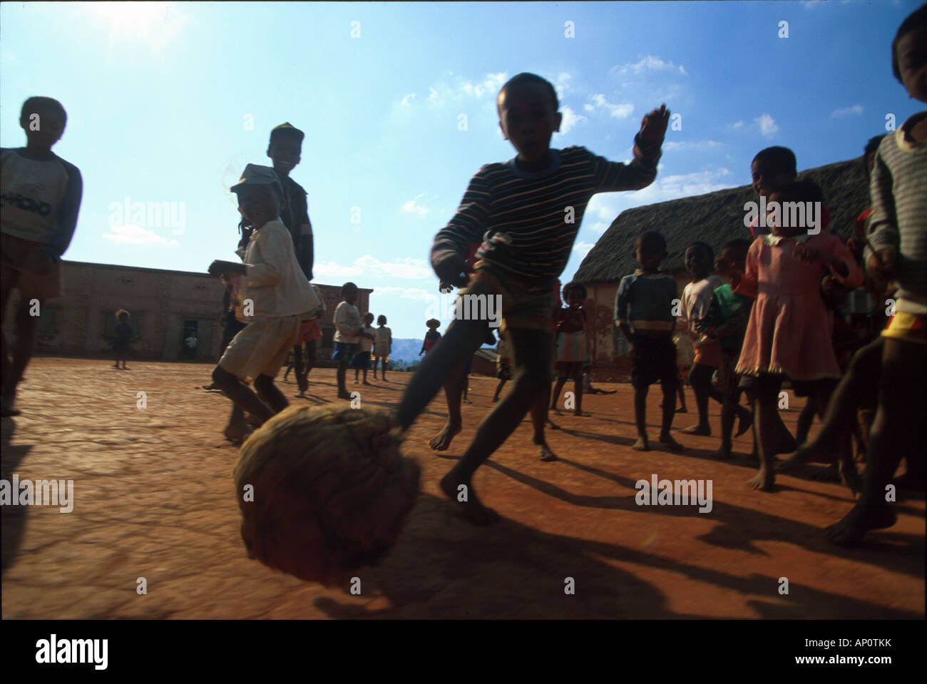 Kinder spielen Fussball, Berangotra, Madagaskar Foto de stock