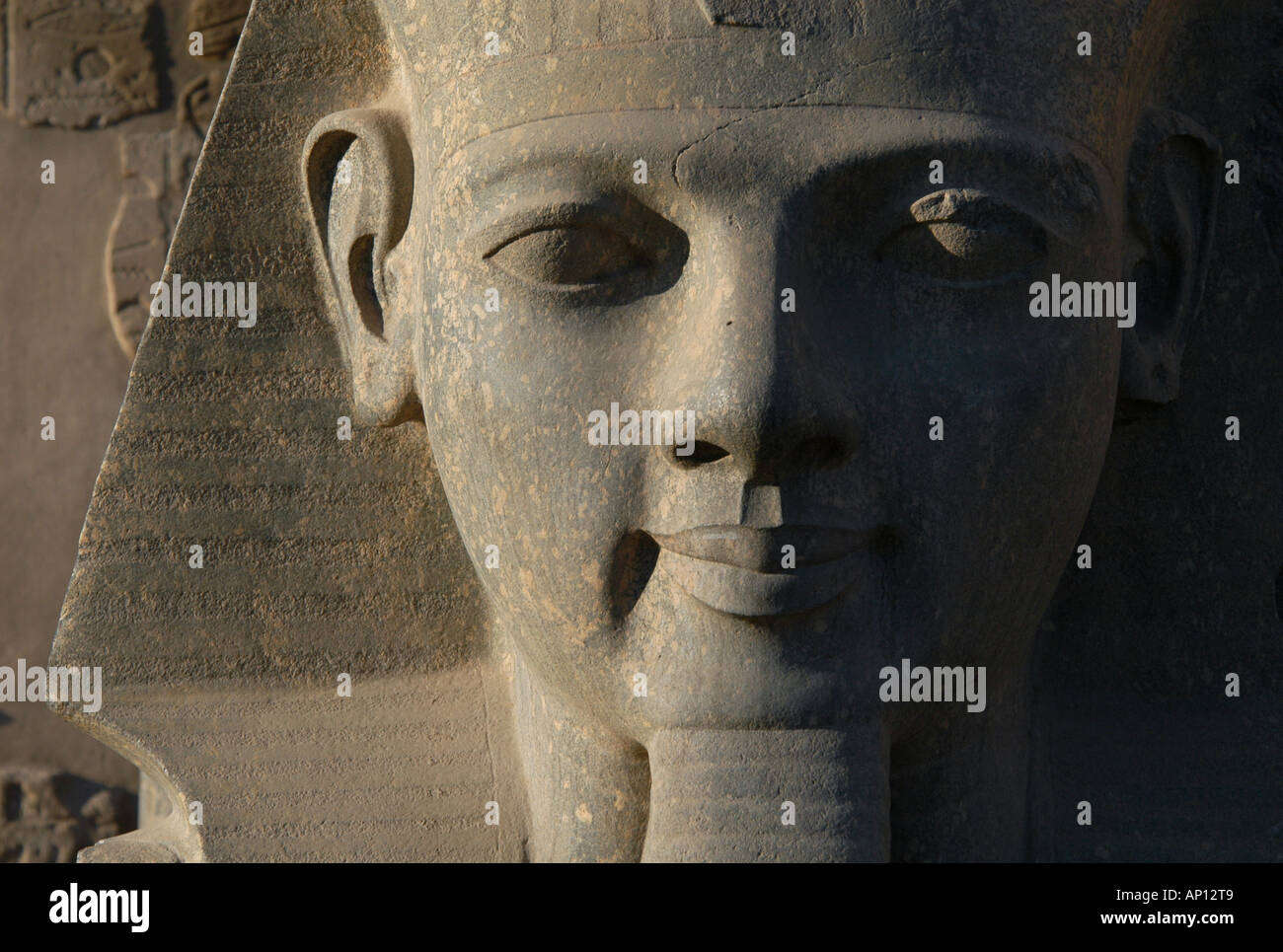 Colosos del faraón Ramsés II en frente del templo de Luxor en Luxor (Tebas), Egipto. Foto de stock