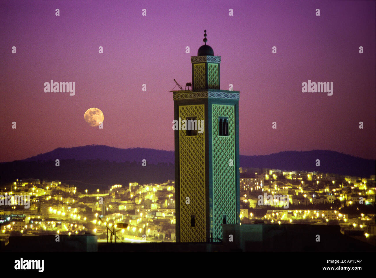 Luna sobre la mezquita, en Fes, Marruecos, Norte de África Foto de stock