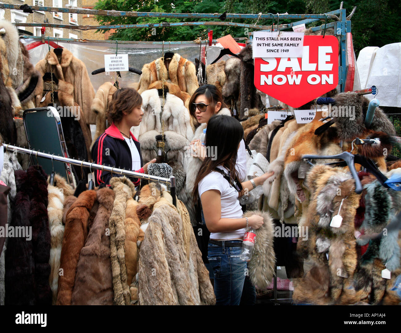 Los abrigos de pieles en el mercado de Portobello Road en Londres Foto de stock