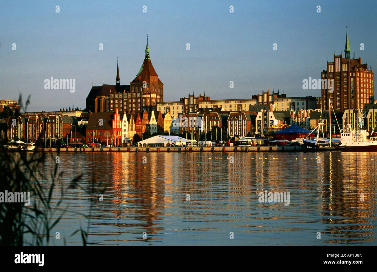 Rostock con Harbour, el Estado federado de Mecklemburgo-Pomerania Occidental, Alemania, Europa Foto de stock