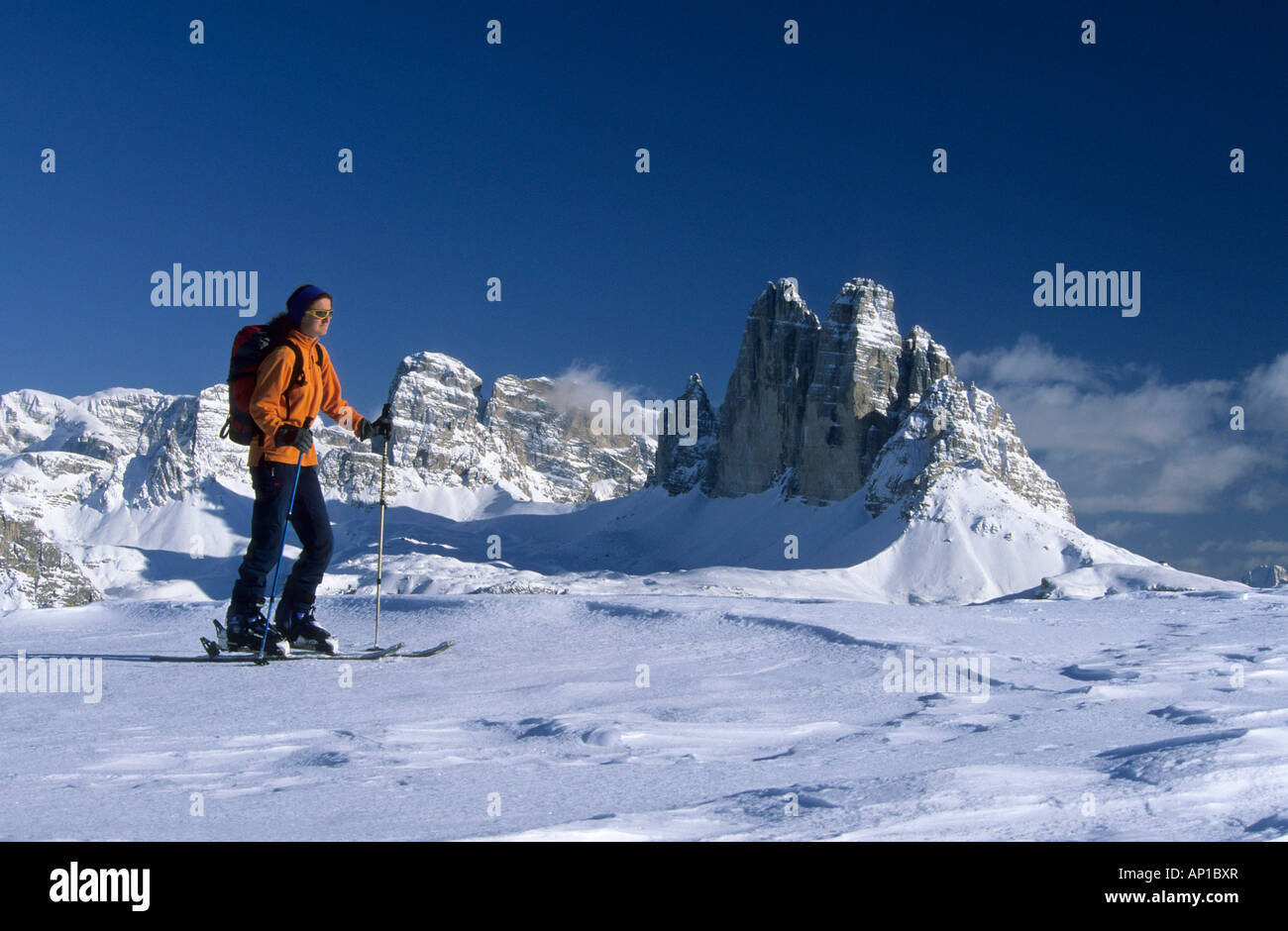 Volver país esquiador con vista a Drei Zinnen, dolomitas, Tirol del Sur, Italia Foto de stock