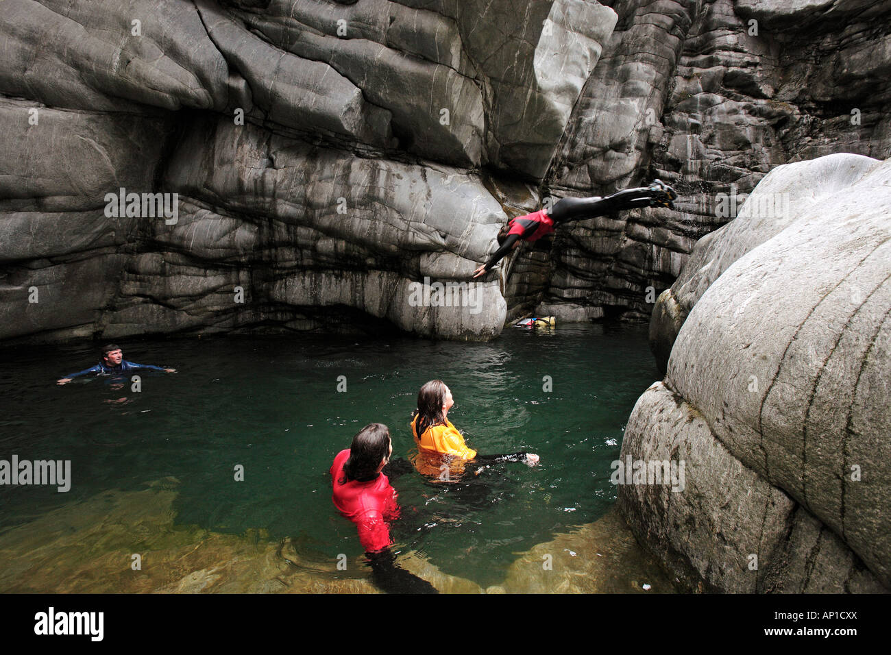 Maggia Gorge, cantón Tessin. Un hombre salta desde una roca en el agua, maggia canyon, valle de Maggia, valle maggia, cantón Tessin, Foto de stock
