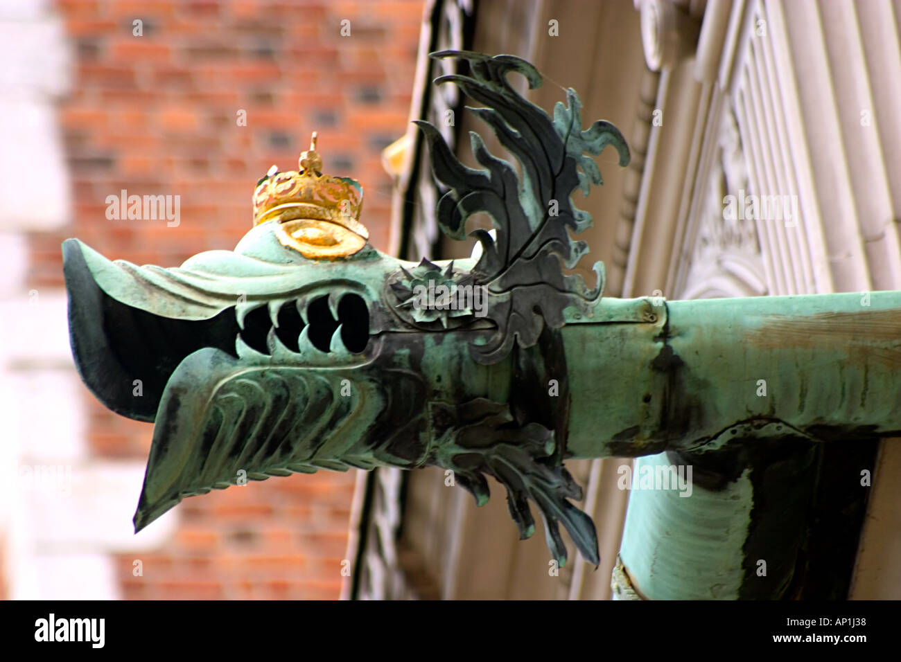 Con forma de dragón detalle de bajada del Castillo Real de Cracovia Cracovia Polonia Foto de stock