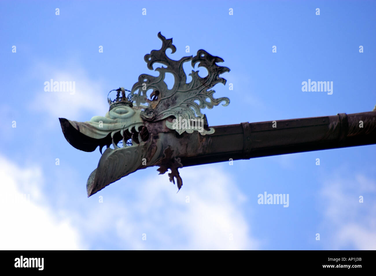 Con forma de dragón detalle de bajada del Castillo Real de Cracovia Cracovia Polonia Foto de stock
