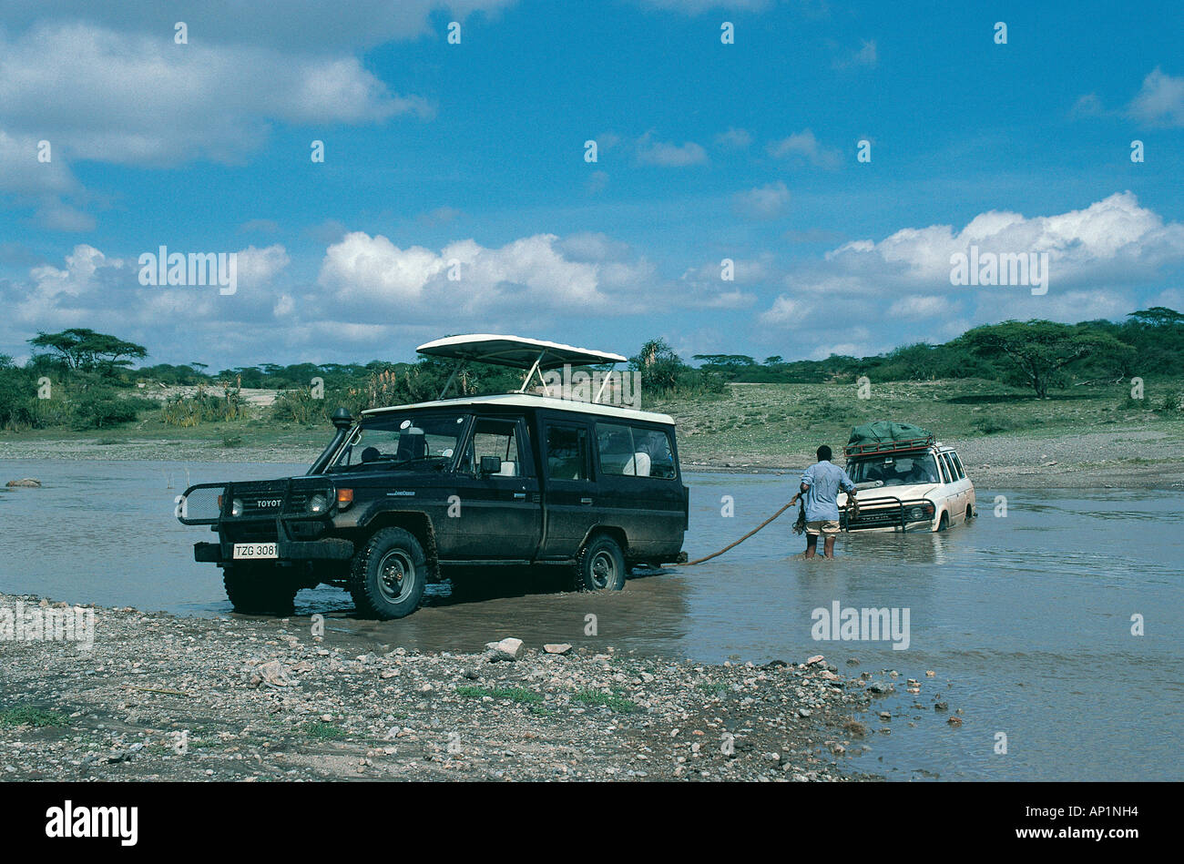 Toyota Landcruiser está preparado para remolcar otro vehículo fuera del ol Duvai River en el norte de Tanzania, África Oriental Foto de stock