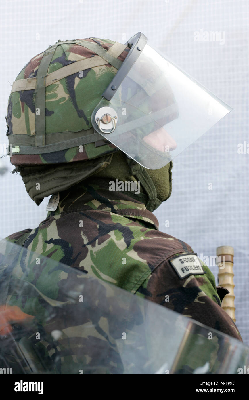 Soldado del ejército británico con casco antidisturbios en Crumlin Road en  ardoyne tiendas en Belfast el 12 de julio Fotografía de stock - Alamy