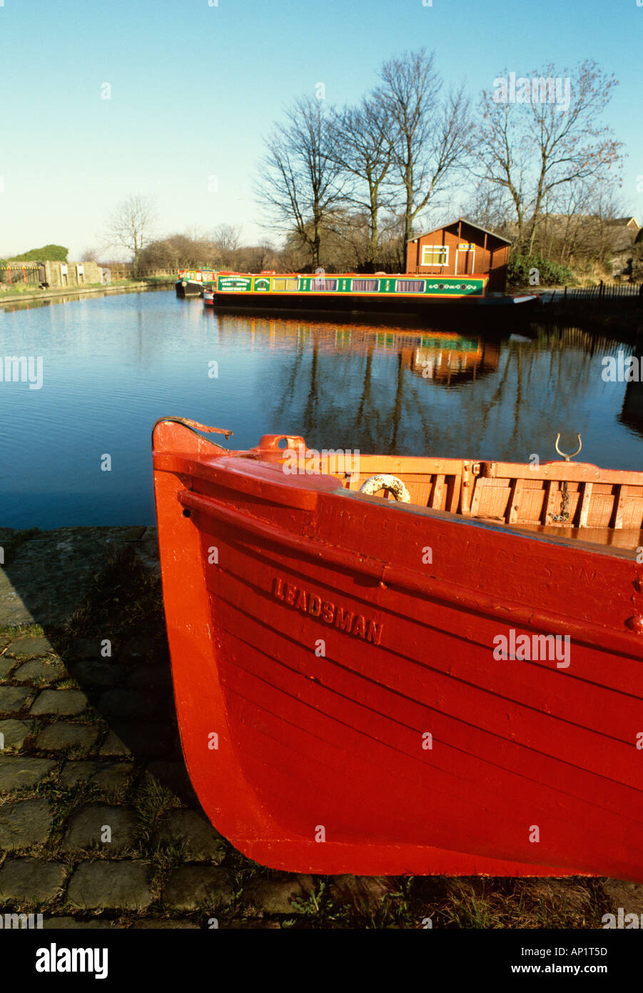 Cheshire Bollington barco rojo sobre bancos de Macclesfield Canal Foto de stock