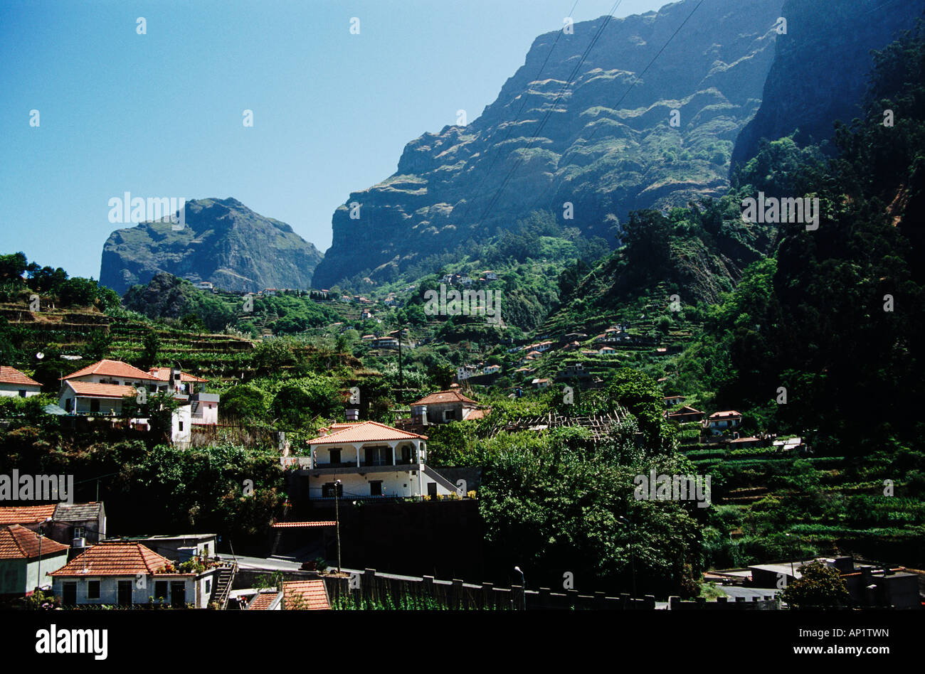 Vista panorámica de una aldea de montaña, Madeira Foto de stock