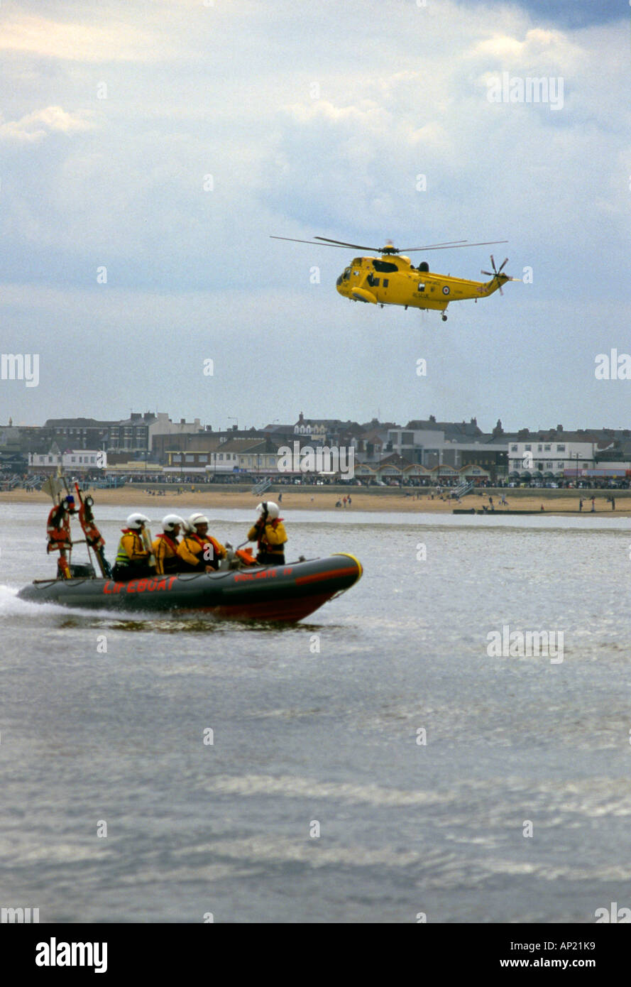 Mar de aire y un helicóptero de rescate costilla. Foto de stock