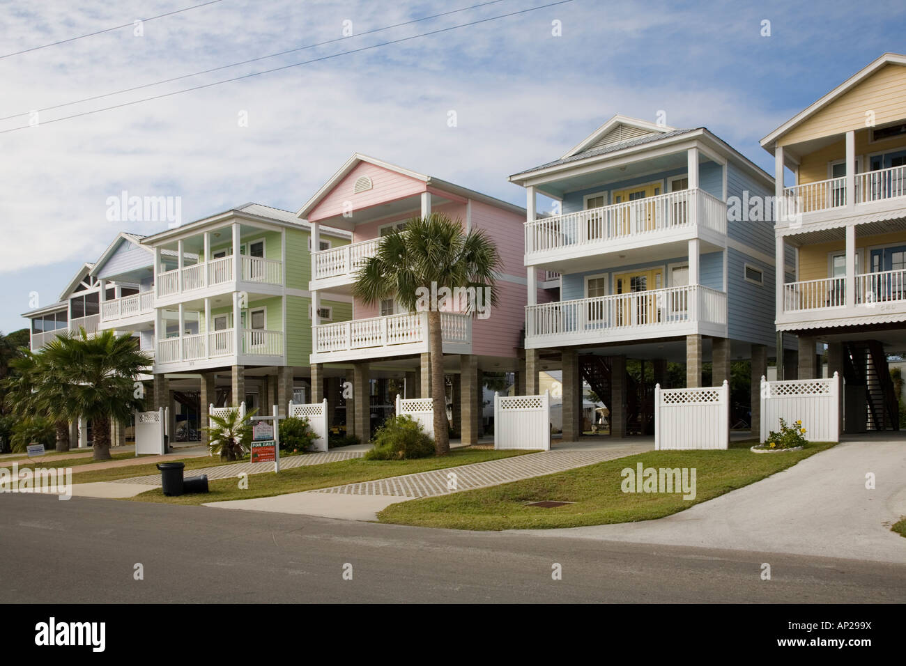 Los condominios de color pastel en Cedar key Florida Foto de stock