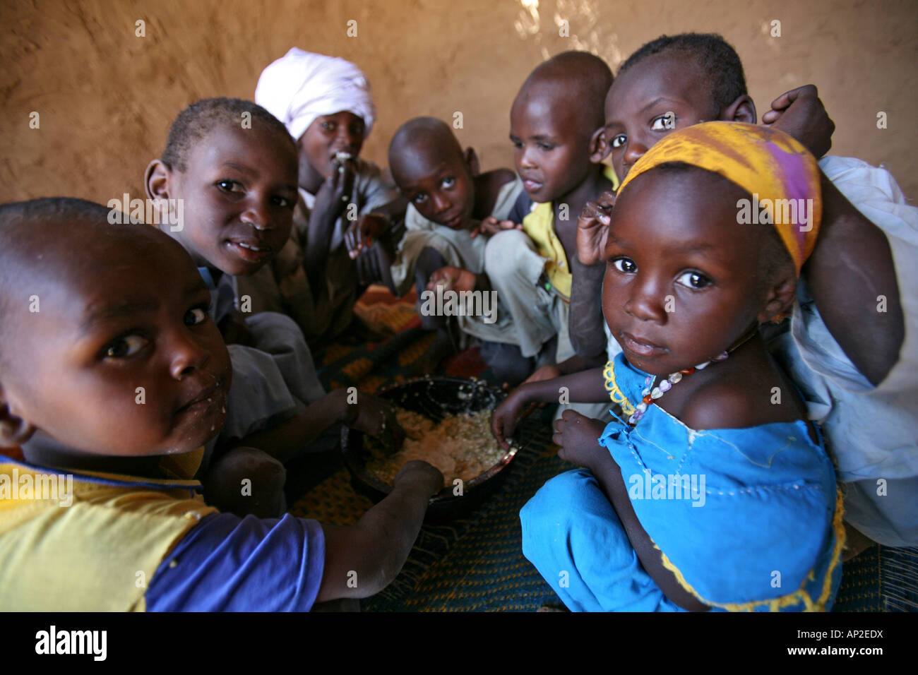 Se proporciona ayuda humanitaria a 30 000 refugiados sudaneses que han huido de Darfur desde que estalló la guerra en 2003 Foto de stock