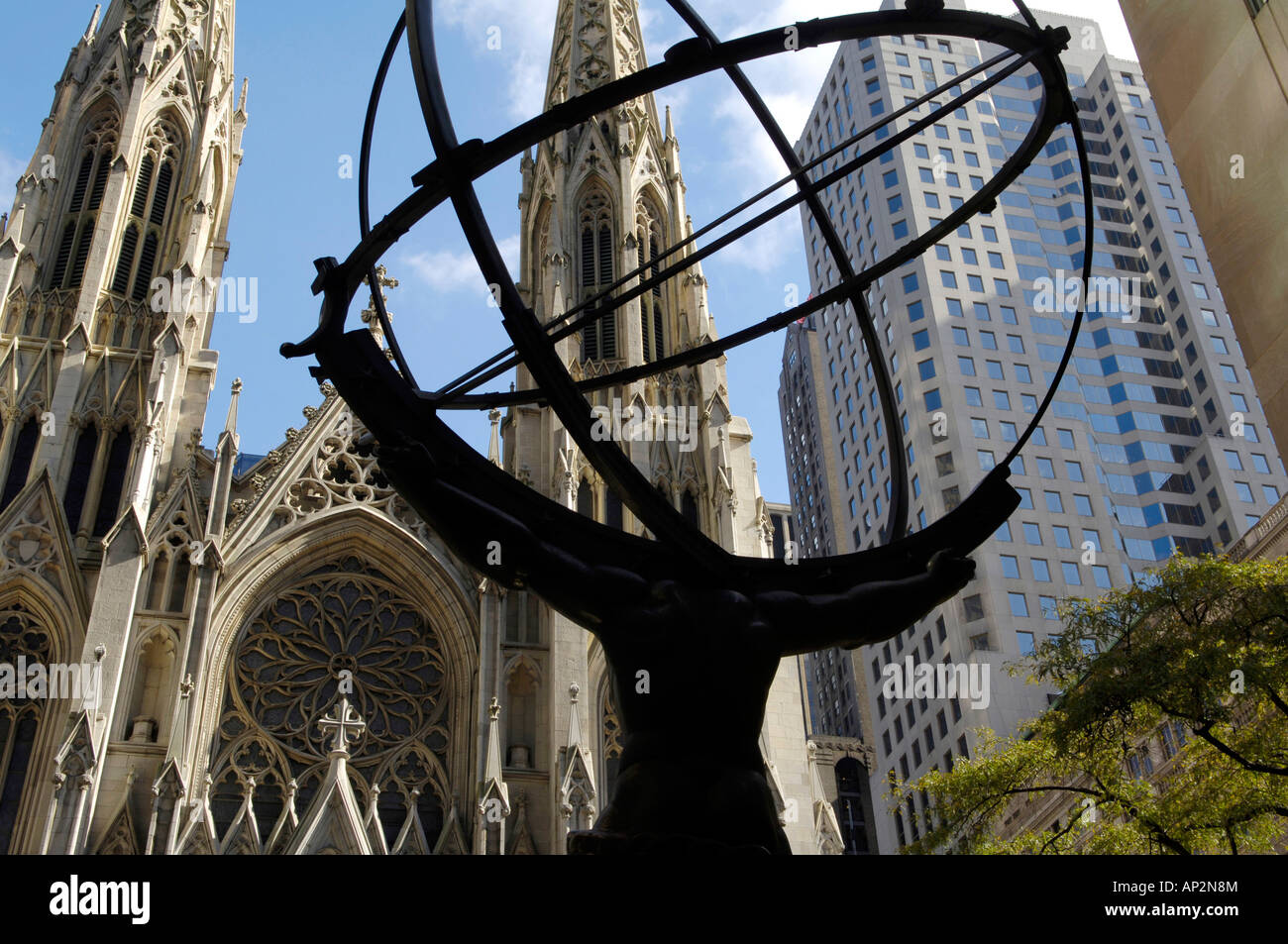 Atlas la escultura y la Catedral de San Patricio, el Rockefeller Center, Nueva York, Nueva York, EE.UU. Foto de stock