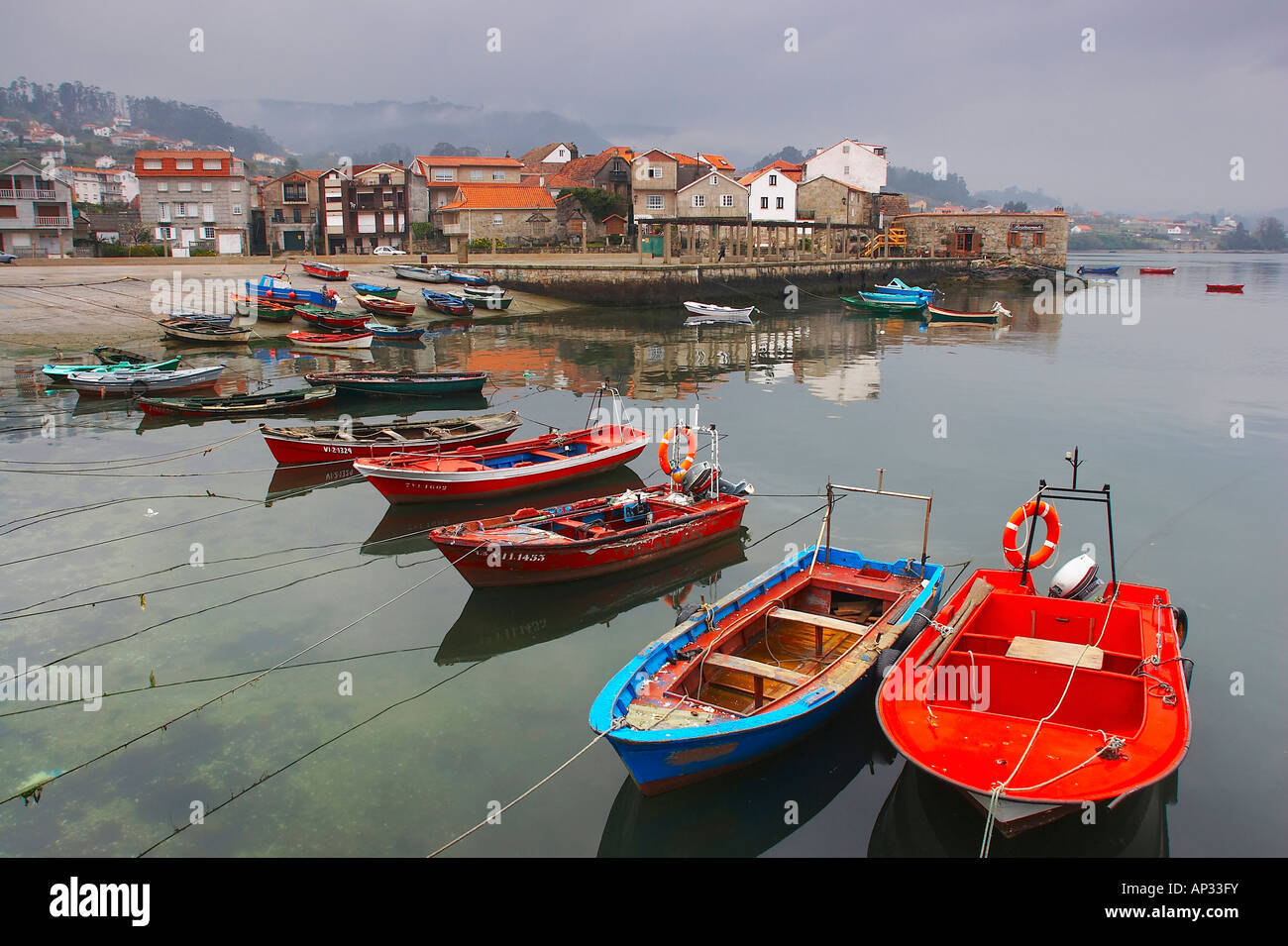 Una ligera niebla, barcos de pesca, en un viejo pesca vllage, Combarro, la Ría de Pontevedra, Rías Bajas, Galicia, España Foto de stock