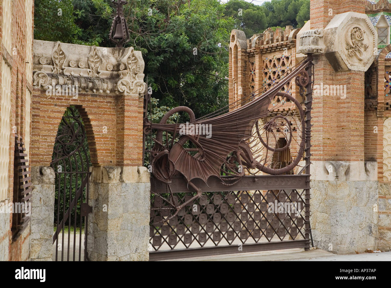 Con Dragon Gate, a los pabellones de la Finca Güell, Antonio Gaudí, el modernismo, Pedralbes, Barcelona, España Foto de stock