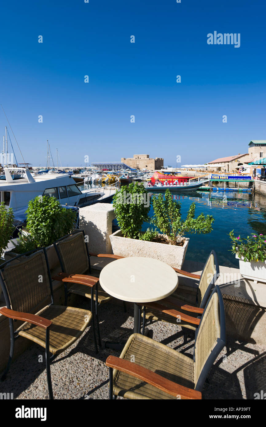 Cafetería frente al mar, el puerto y el castillo, en Paphos, Chipre, Costa  Oeste Fotografía de stock - Alamy