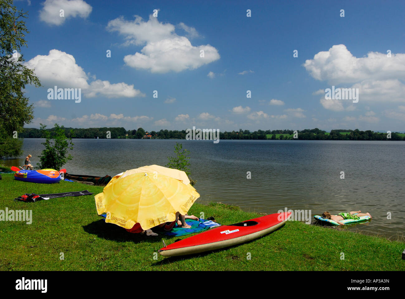 Bote de goma, parasol, kayak y bañistas en la orilla del lago Staffelsee,  Alta Baviera, Baviera, Alemania Fotografía de stock - Alamy