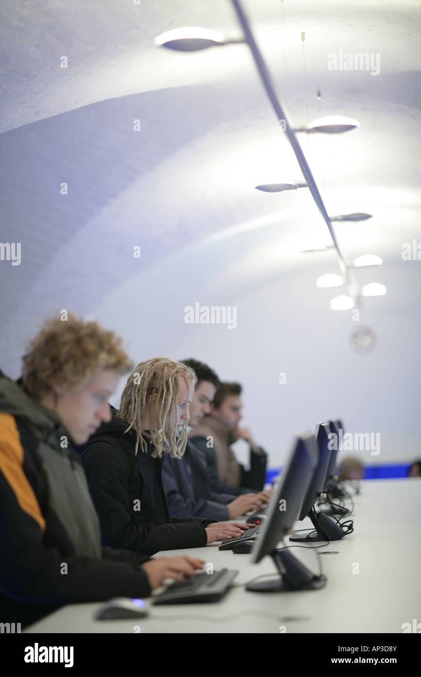 Los estudiantes que trabajan en las computadoras en el Salón de la Uni, universidad Ludwig Maximilians Universitaet, Munich, Baviera, Alemania Foto de stock