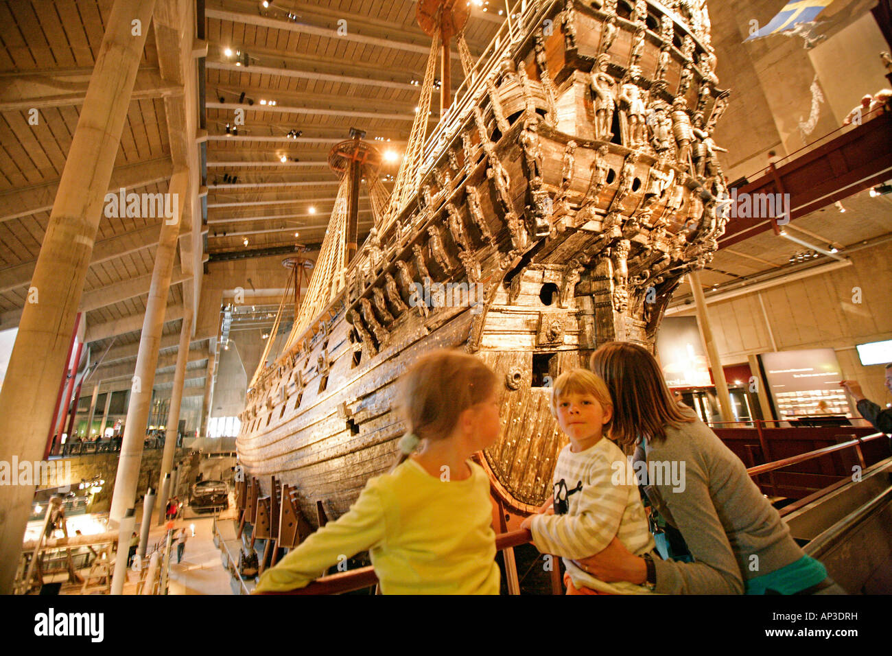 La madre y dos hijos mirando un Vasa Schiff en el museo Vasa, Estocolmo, Suecia Foto de stock