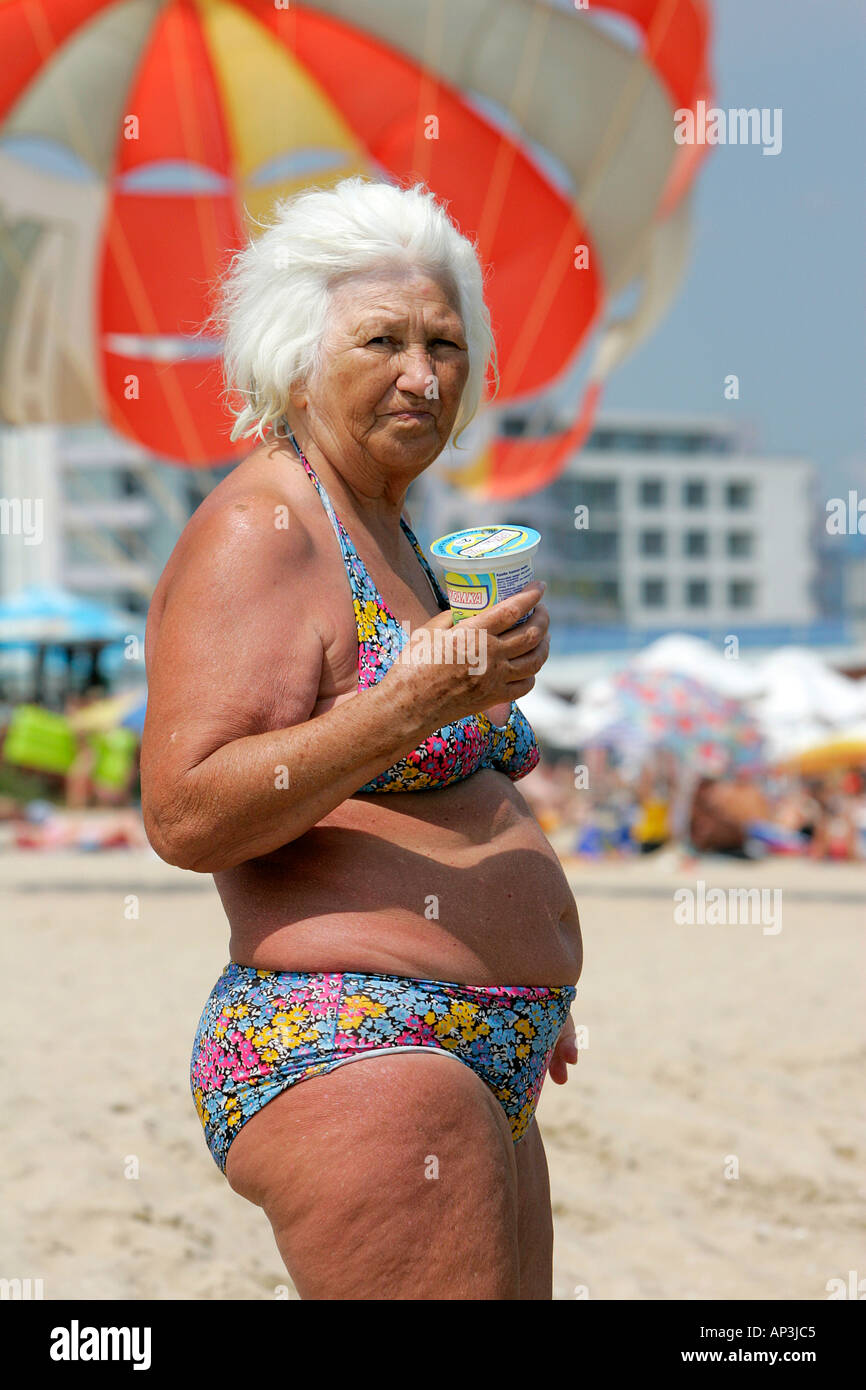 Mujer mujer adulta hembra abuela paseo turístico traje de baño traje de  baño sonrisa relajarse descansar disfrutar de la costa del mar negro  Fotografía de stock - Alamy