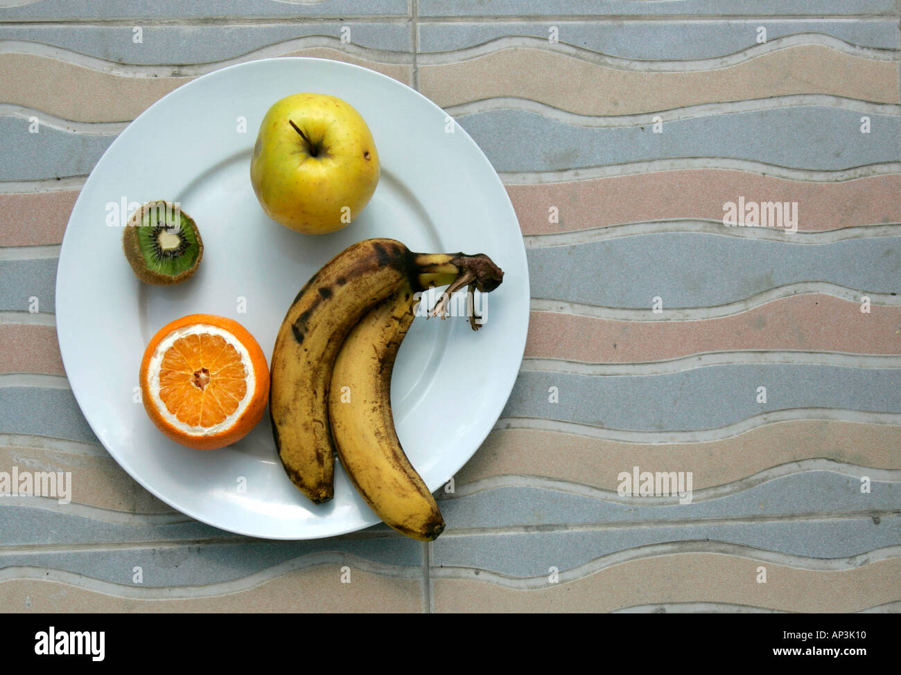Manzana naranja plátano kiwi basura podrida mullido hambrientos comen alimentos orgánicos cóctel vitamina C color col mercado internacional Foto de stock