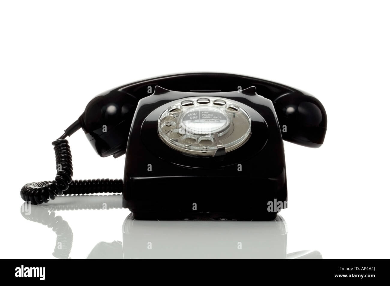 Teléfono Retro negro sobre una superficie blanca con reflexión Foto de stock