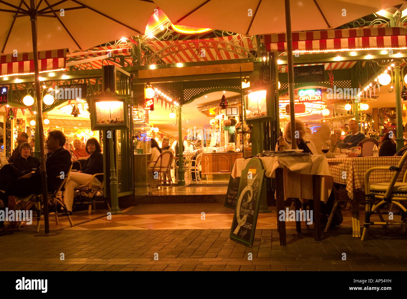 Café de Paris, en la Avenida de Colón, Puerto de la Cruz, Tenerife en la  noche Fotografía de stock - Alamy