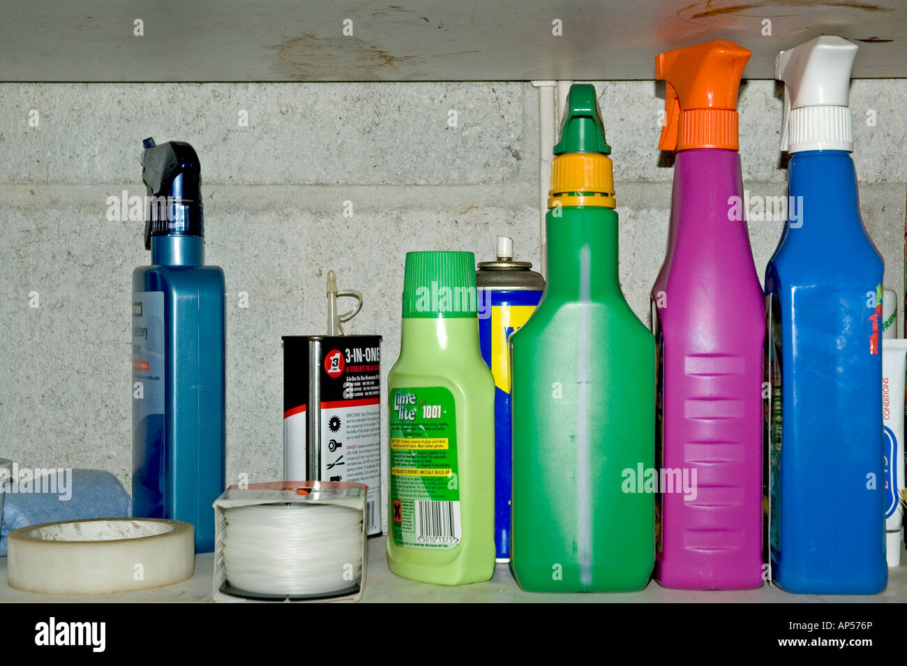 Botellas de líquidos de limpieza en la estantería del garaje Foto de stock