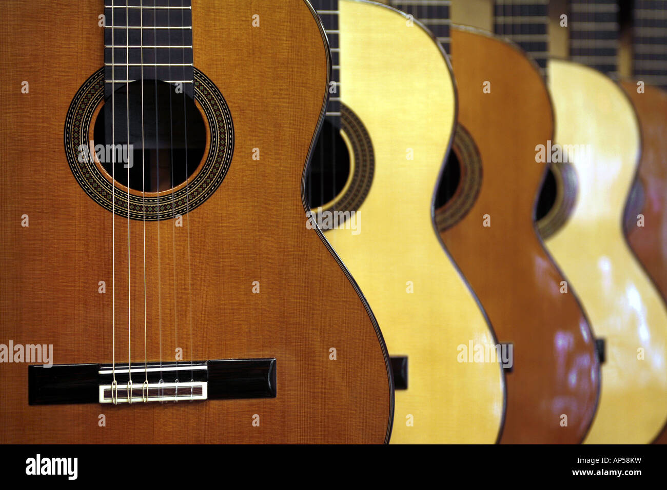 Guitarras flamencas fotografías e imágenes de alta resolución - Alamy