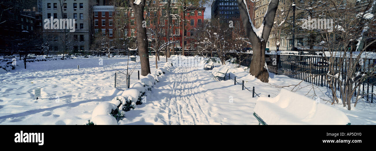 Vista panorámica de las casas históricas y Gramercy Park de Manhattan, Nueva York, Nueva York después de la tormenta de nieve del invierno Foto de stock