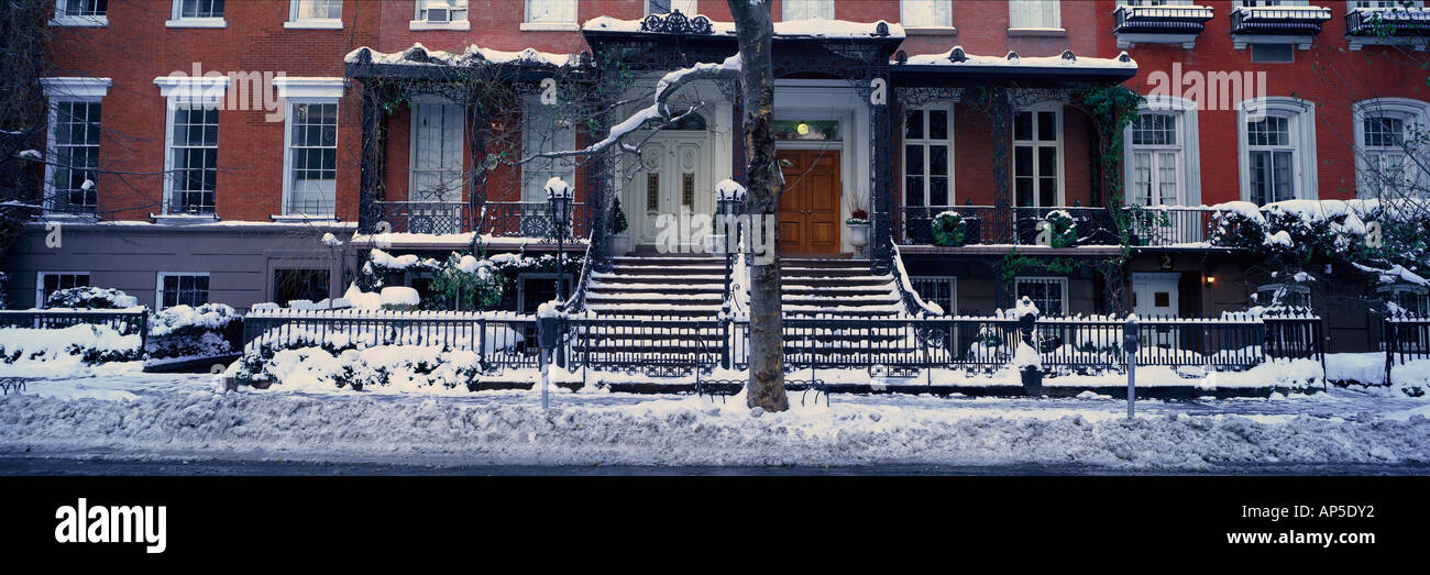 Vista panorámica de las casas históricas y Gramercy Park de Manhattan, Nueva York, Nueva York después de la tormenta de nieve del invierno Foto de stock