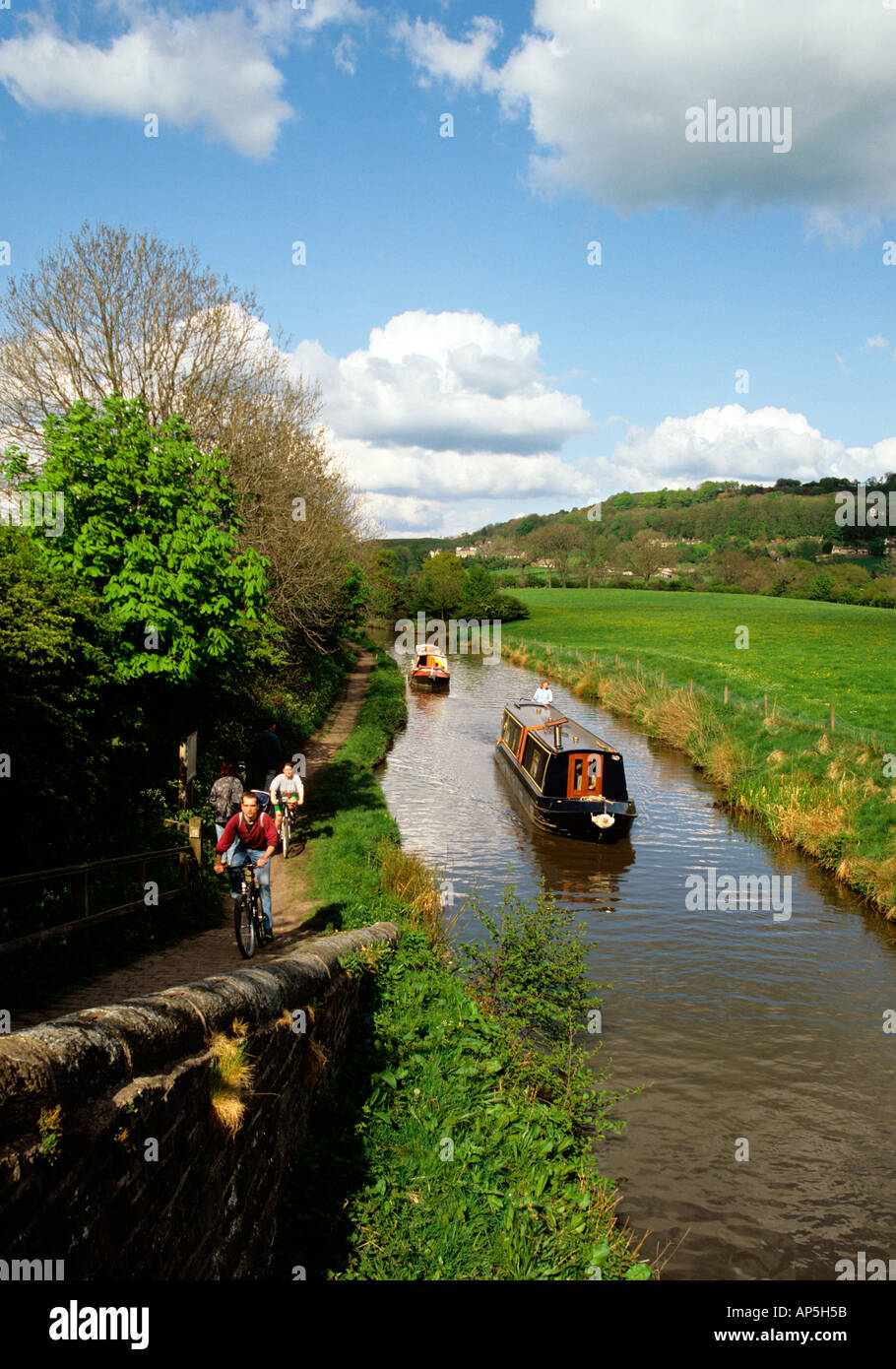 Kerridge Cheshire barcos en el Canal de Macclesfield con los ciclistas en el camino de sirga Foto de stock